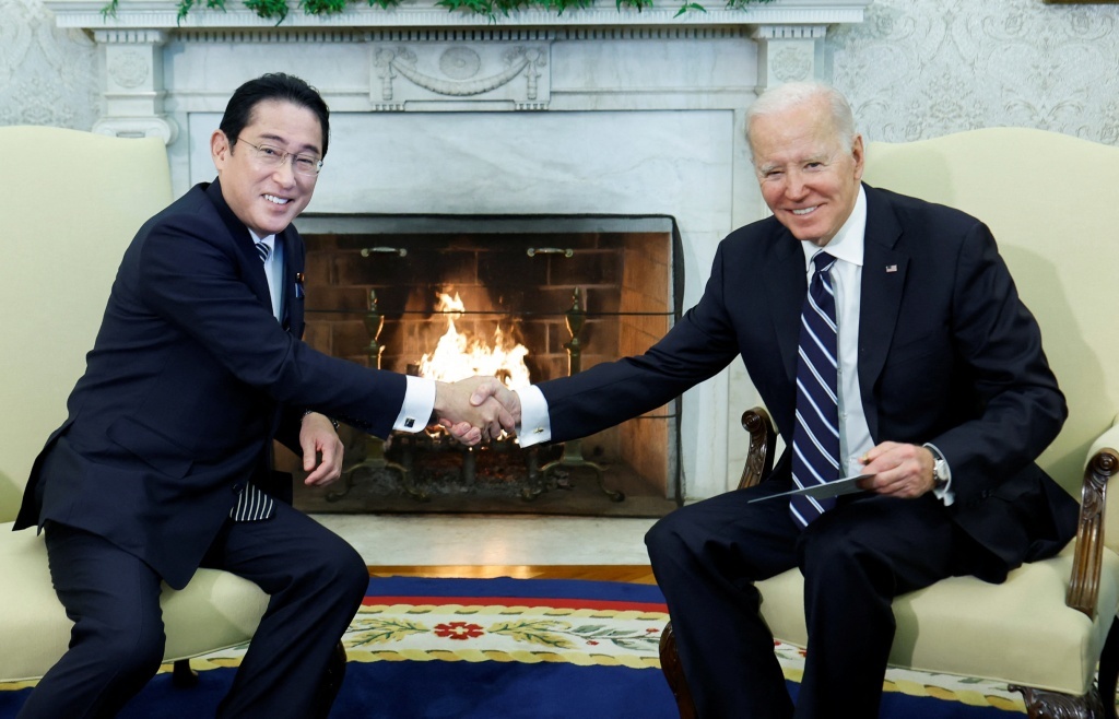 日本首相岸田文雄与美国总统拜登举行会晤|日本首相_新浪财经_新浪网