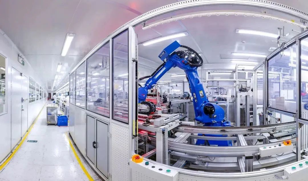 创维深圳5g 8k柔性智能工厂高精视觉模组贴合设备正在工作.