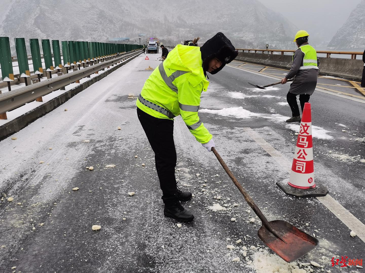 ▲因降雪天气，都汶高速部分道路结冰