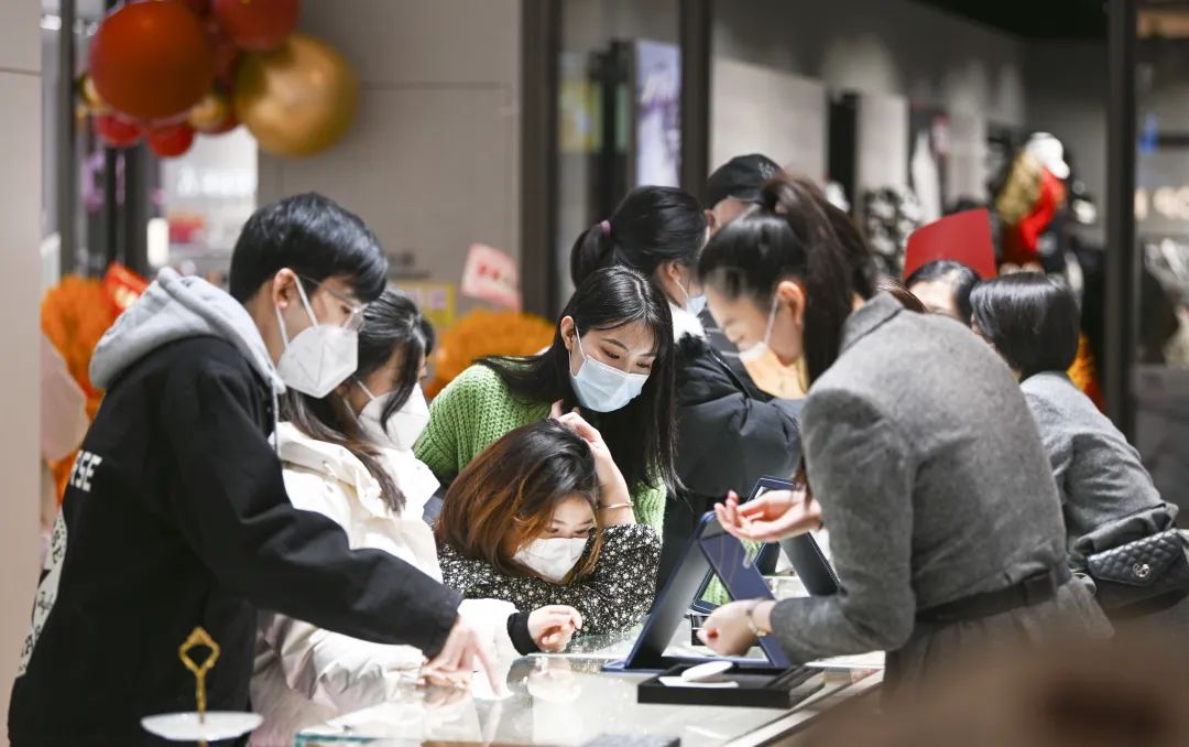 1月1日,消费者在天津金茂汇商场内选购商品.孙凡越摄(新华社)