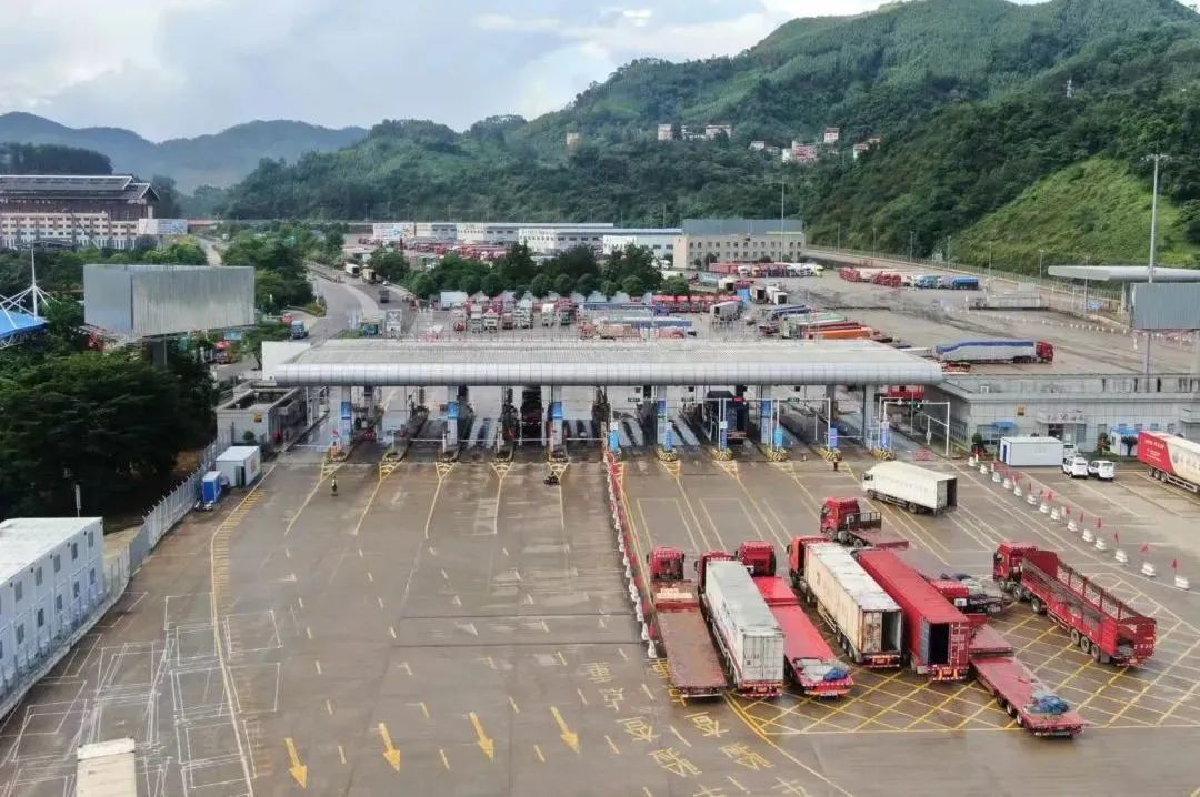 图为2023年伊始,广西凭祥友谊关口岸现场.