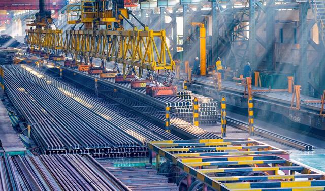 攀钢百米钢轨 王东摄