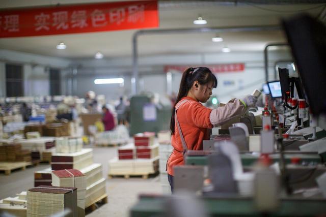 从上世纪80年代,人口300多户的红光村,就发展起绿色印刷业,如今村里有