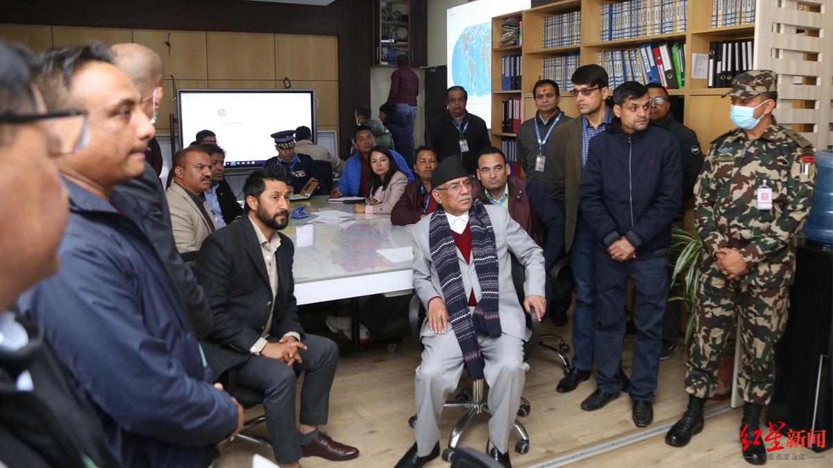 ↑尼泊尔总理在机场的控制室里，听取事故的最新情况