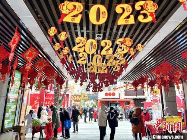 吉庆民俗街里挂满了各类新春装饰物 张芹 摄