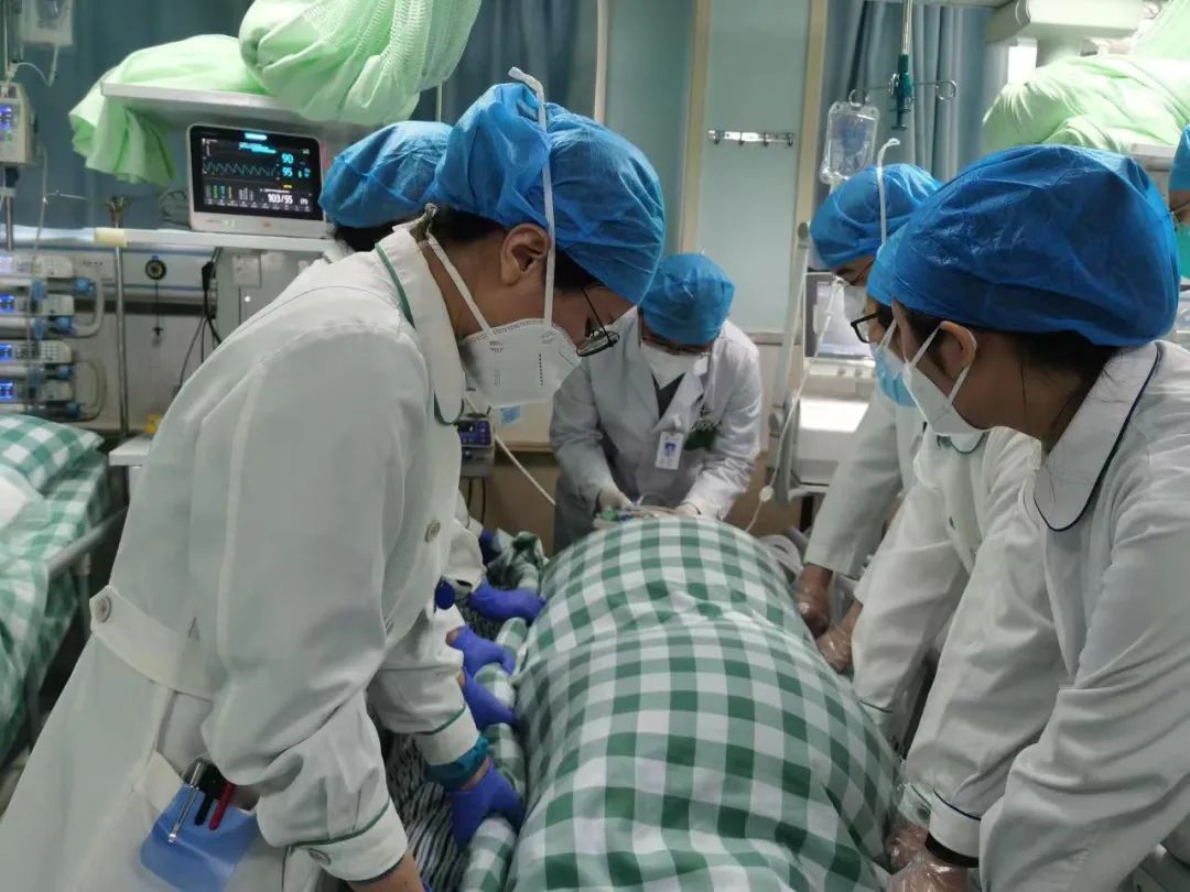 医护人员为气管插管接呼吸机通气的病人做俯卧位通气治疗.