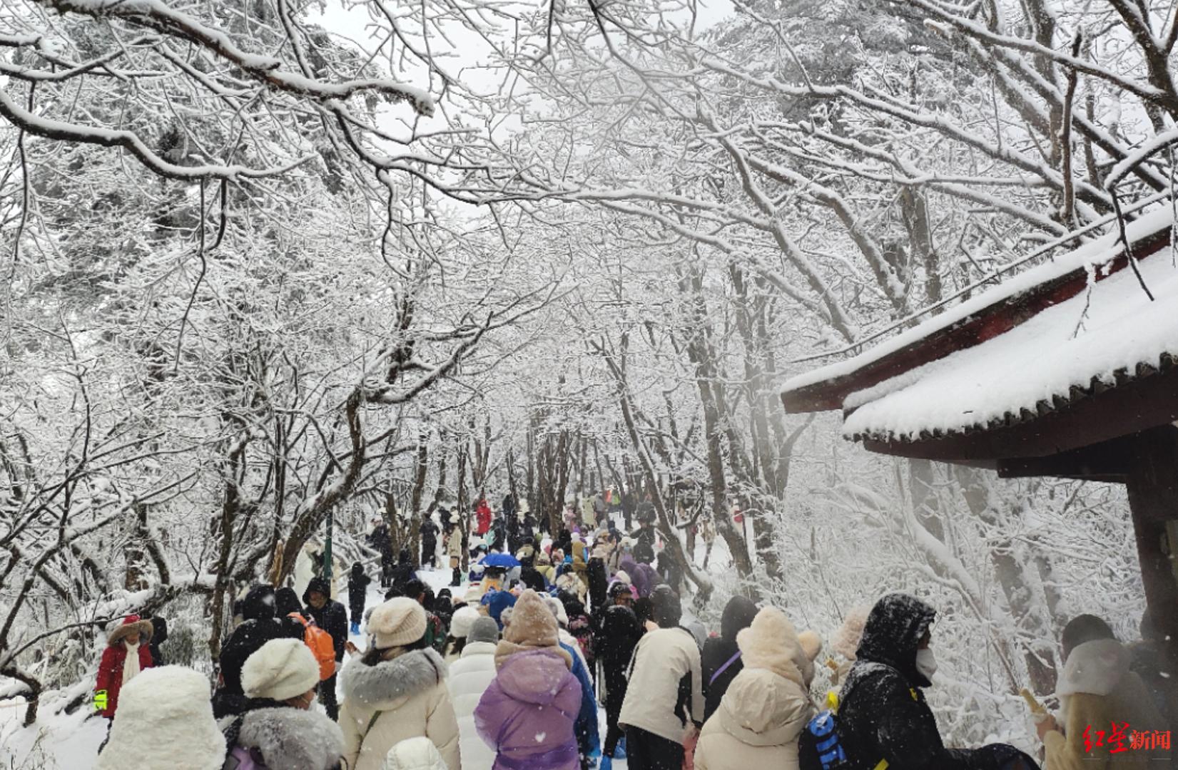 峨眉山雪景，雪大，人多