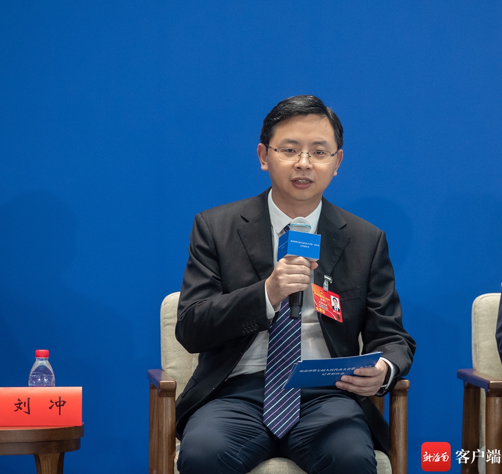 省人大代表,中共文昌市委副书记,市人民政府市长刘冲.记者 刘洋 摄