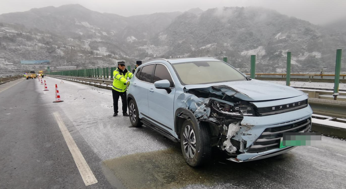 ▲因降雪天气，都汶高速部分道路结冰