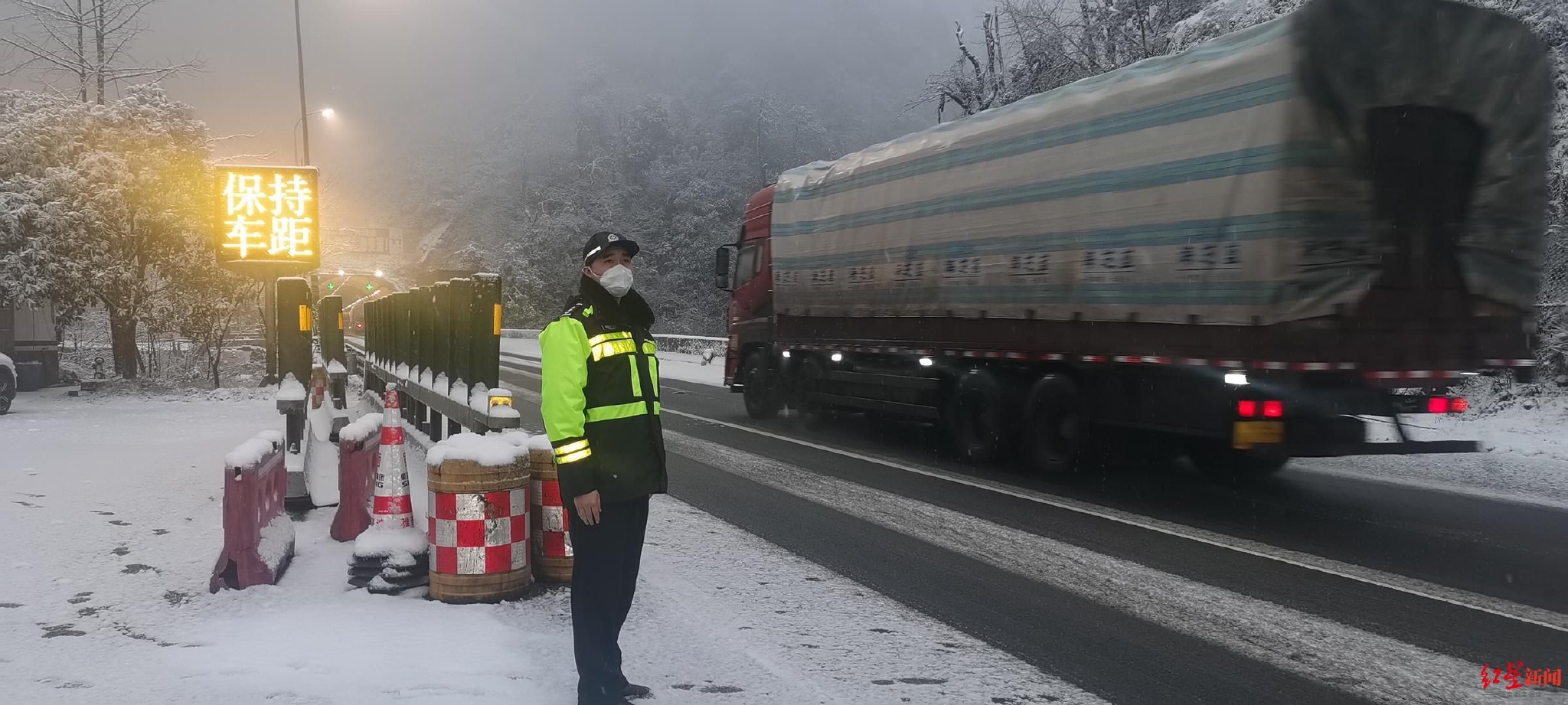 雅西高速，高速交警路上执勤