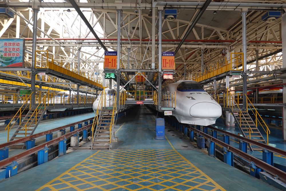 春运期间,北京动车段北京南动车运用所检修车间内,两辆和谐号正在