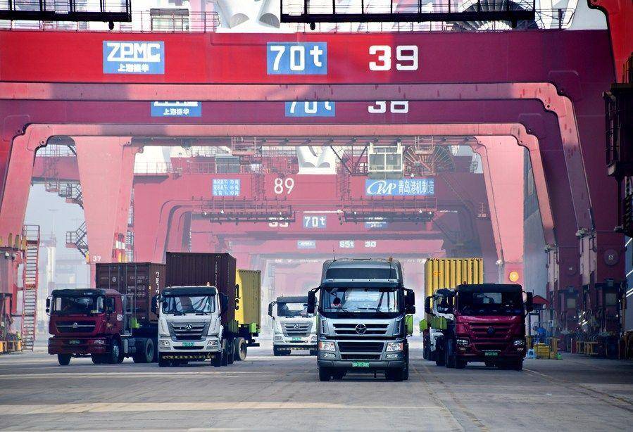 1月1日,青岛港前湾qqct集装箱码头,货车在运送集装箱.