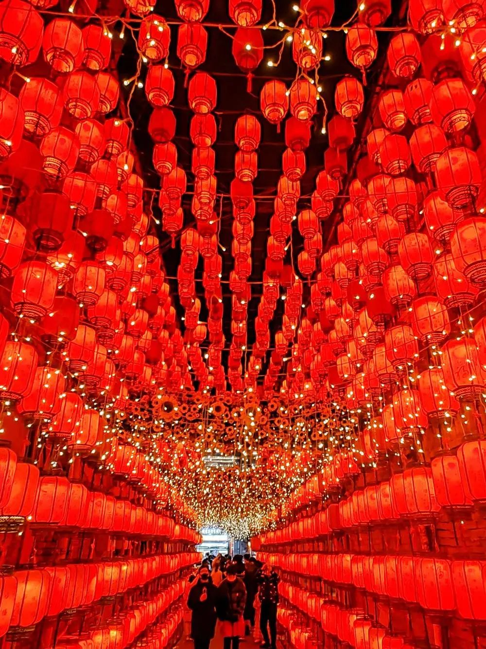 2022年2月2日,山西太原,红灯笼妆点街道,吸引众多游客观光打卡.