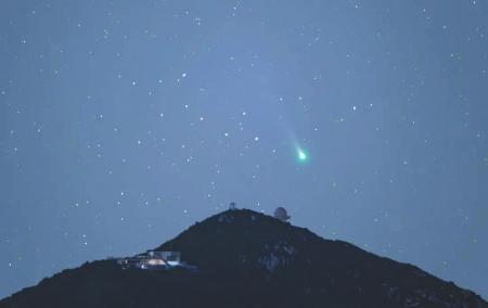 正飞越深圳市天文台的C/2021 A1伦纳德彗星。深圳市天文台供图