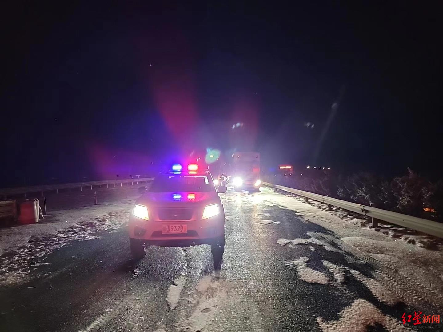 雅西高速冰雪路段