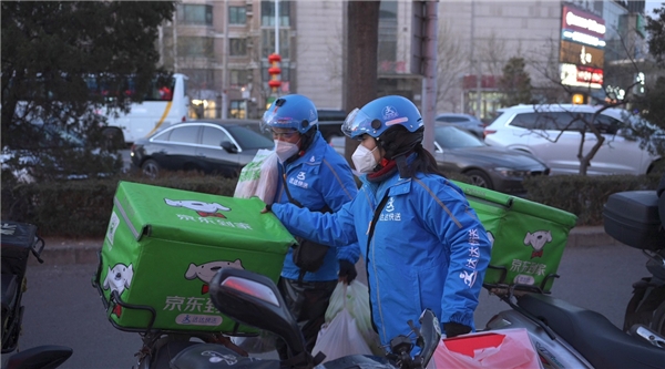 　　师建廷、张焕荣夫妻俩一起装货，准备配送