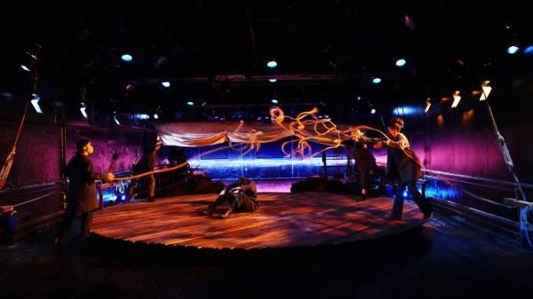 　　(船员捆绑奥德修斯的瞬间现场效果)