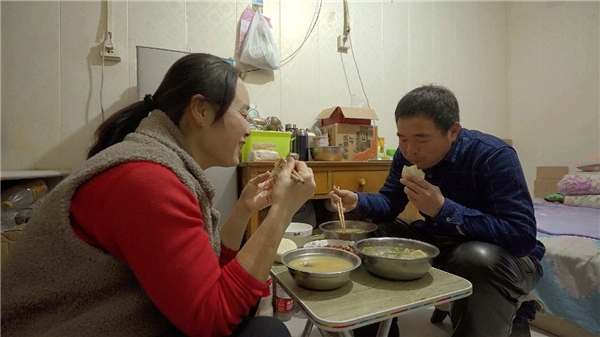 　　夫妻俩约定一起晚饭