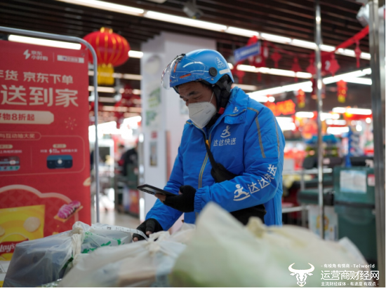 师建廷每次配送前，会仔细核对订单，避免拿错