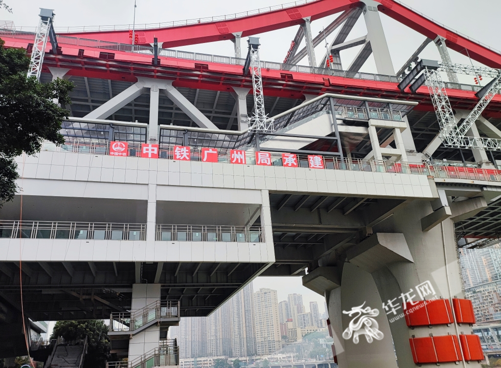 轨道10号线曾家岩站是全国首例轨道车上站与跨江大桥结合设置的车站.