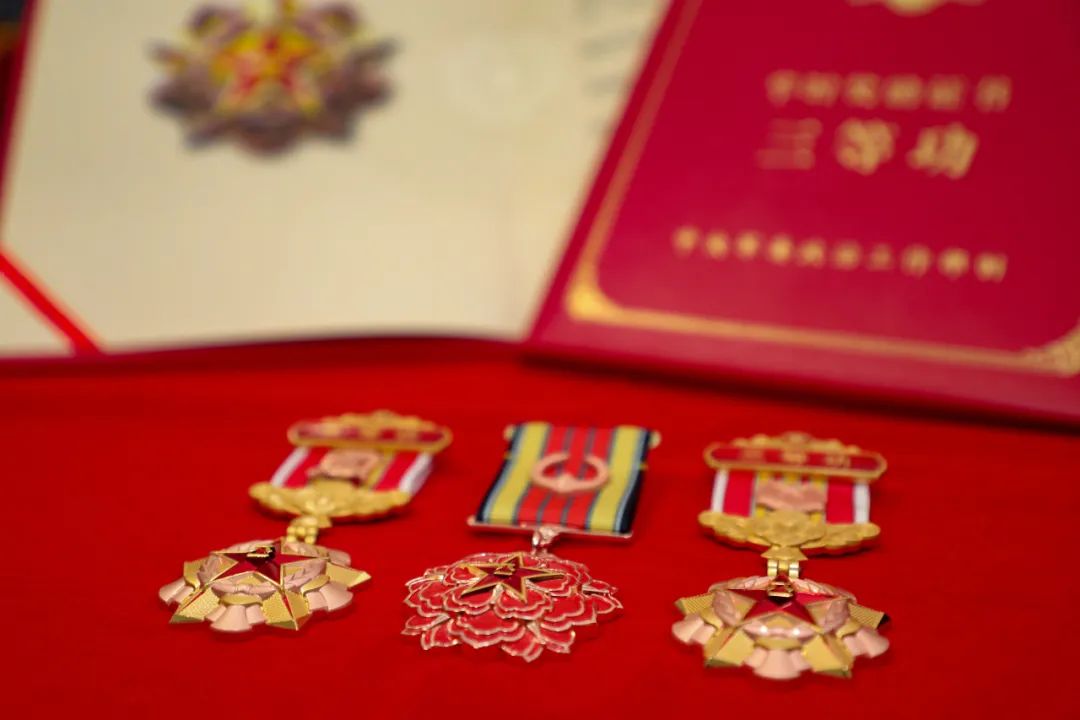 最好的新年礼！立功喜报送到家，荣誉感飙升！