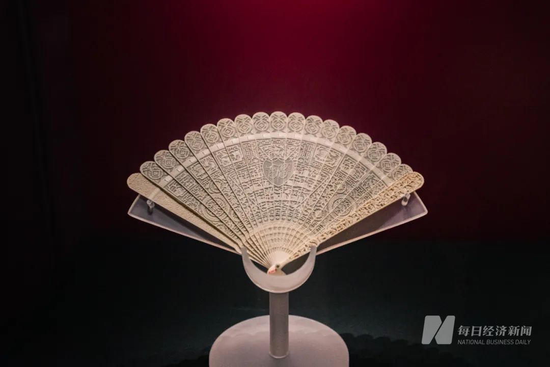 花草纹象牙折扇