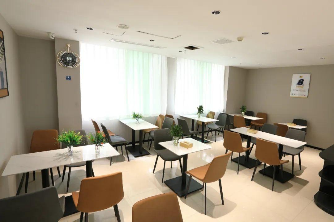 　　酒店早餐厅