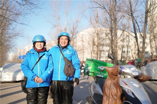 　　师建廷、张焕荣合照