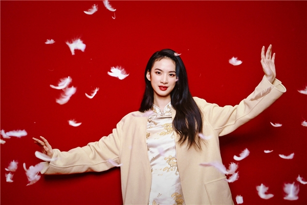 　　《嘉人Marie Claire》杨幂明星同款“时尚放映厅”