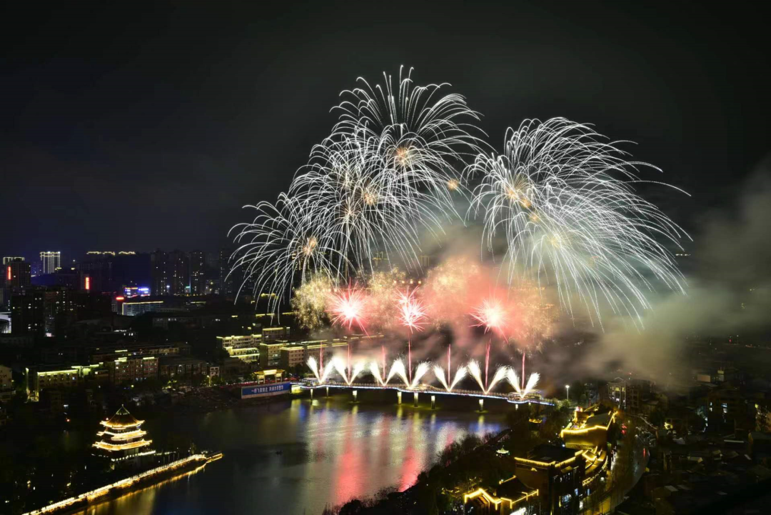 美又壮观本场烟花秀经由醴陵最大的烟花生产企业科富公司精心编排设计