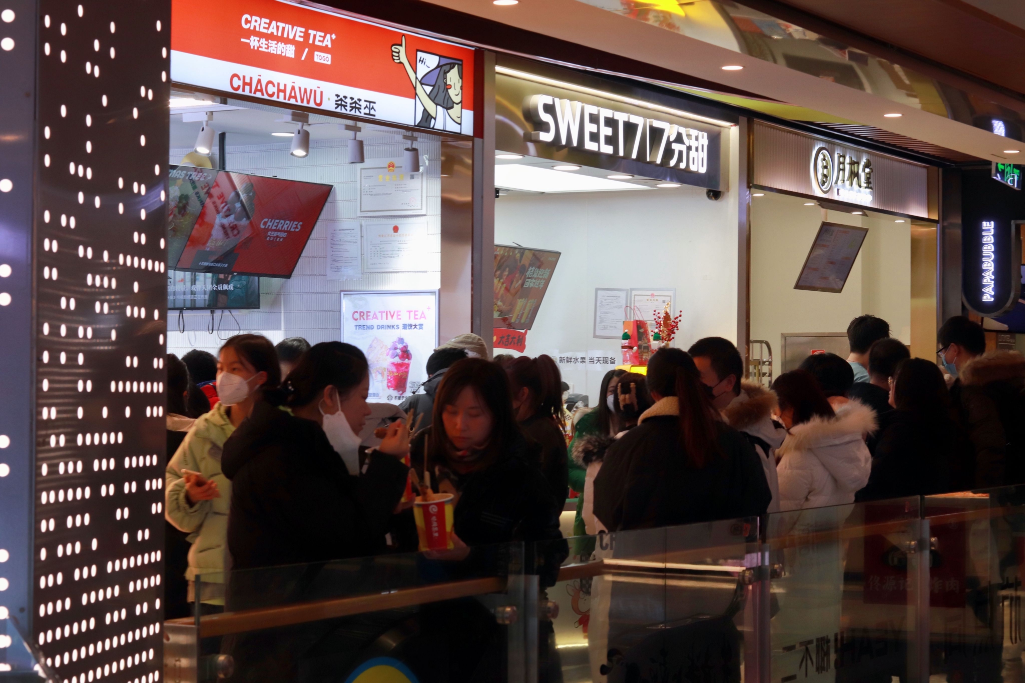 奶茶店门前排起长队