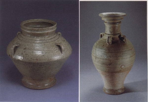 西周原始青瓷壶（左）和隋代青釉盘口四系壶。图片来源：《中国古陶瓷图典》