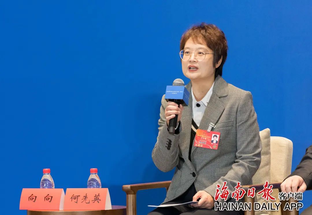 记者招待会在中共海南省委党校举行.媒体记者拍摄招待会.