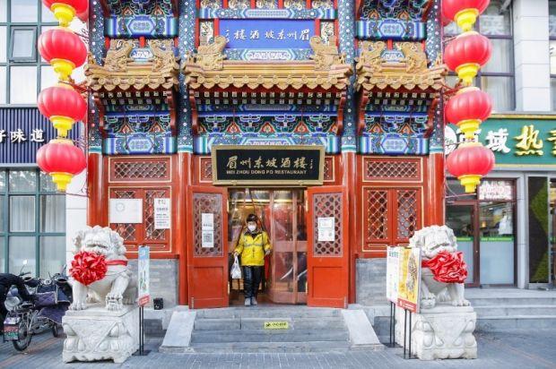 (图:外卖骑手从眉州东坡门店取餐,摄影:周沫)