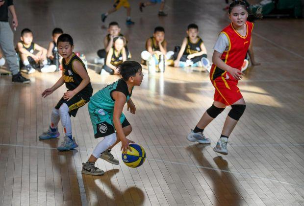 小学员们在新疆广汇小飞虎篮球训练营内训练(1月14日摄).