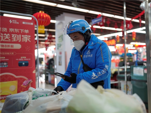 　　师建廷每次配送前，会仔细核对订单，避免拿错