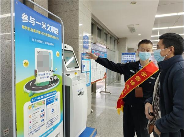 　　图:在“一米文明路”活动中,交通警察正在对热心群众进行普及讲解