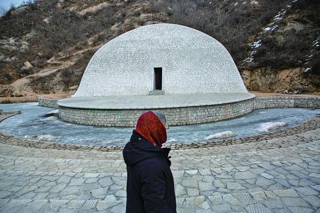 2022年2月11日,阜平县城南庄镇马兰村,邓小岚促成的"月亮舞台"在胭脂