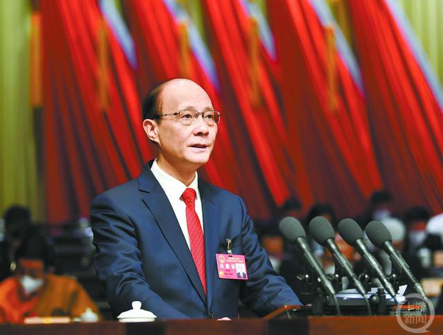 吴晓军作政府工作报告.图片来源/青海日报