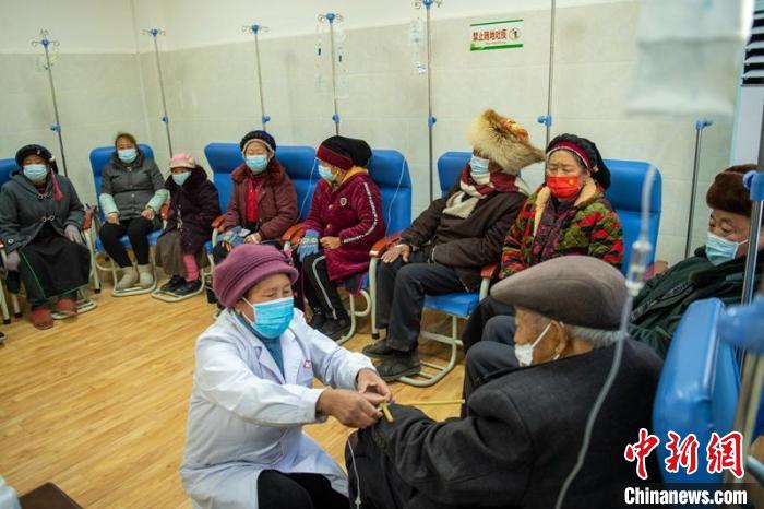 革什扎镇中心卫生院注射室里正在输液的老年村民.刘忠俊摄