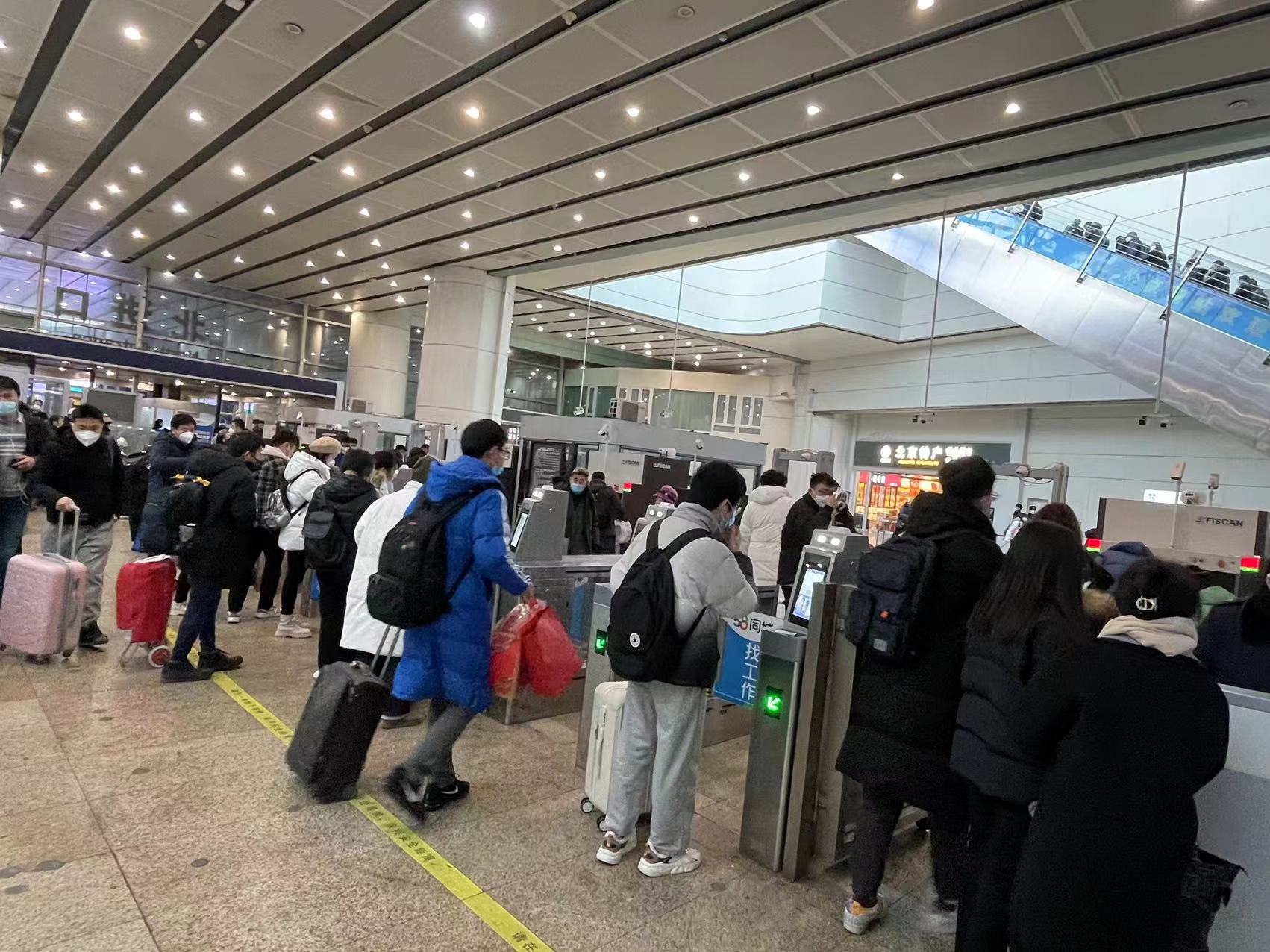 实探爆满的火车站候车室人声鼎沸有人提前4小时到买不到票就拼车回家