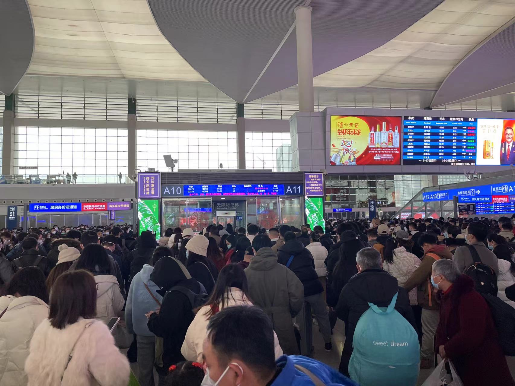 成都东站候车室 图源:受访者供图