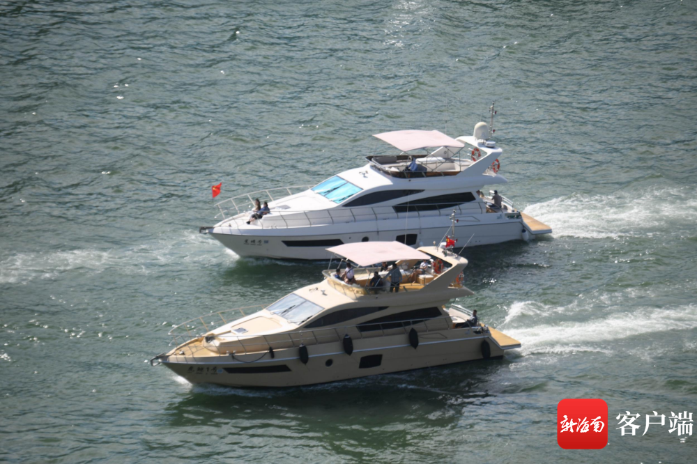 1月16日,游客在三亚乘坐游艇出海.记者 沙晓峰 摄