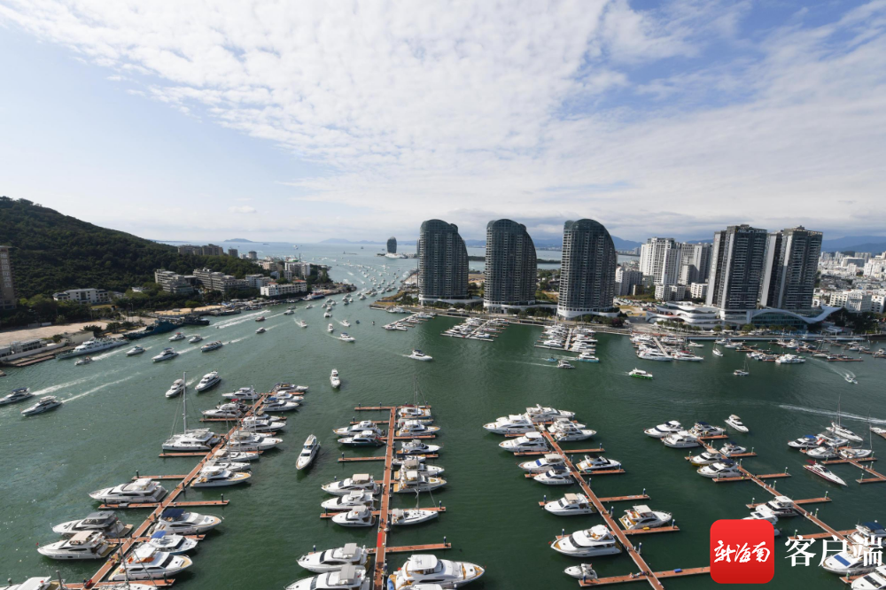1月16日,游艇驶入三亚港.记者 沙晓峰 摄