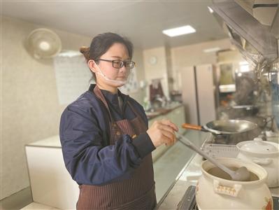 魏燕妮正在煲汤.