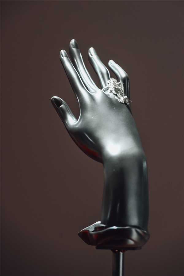 　　《苗族改良手工银饰》