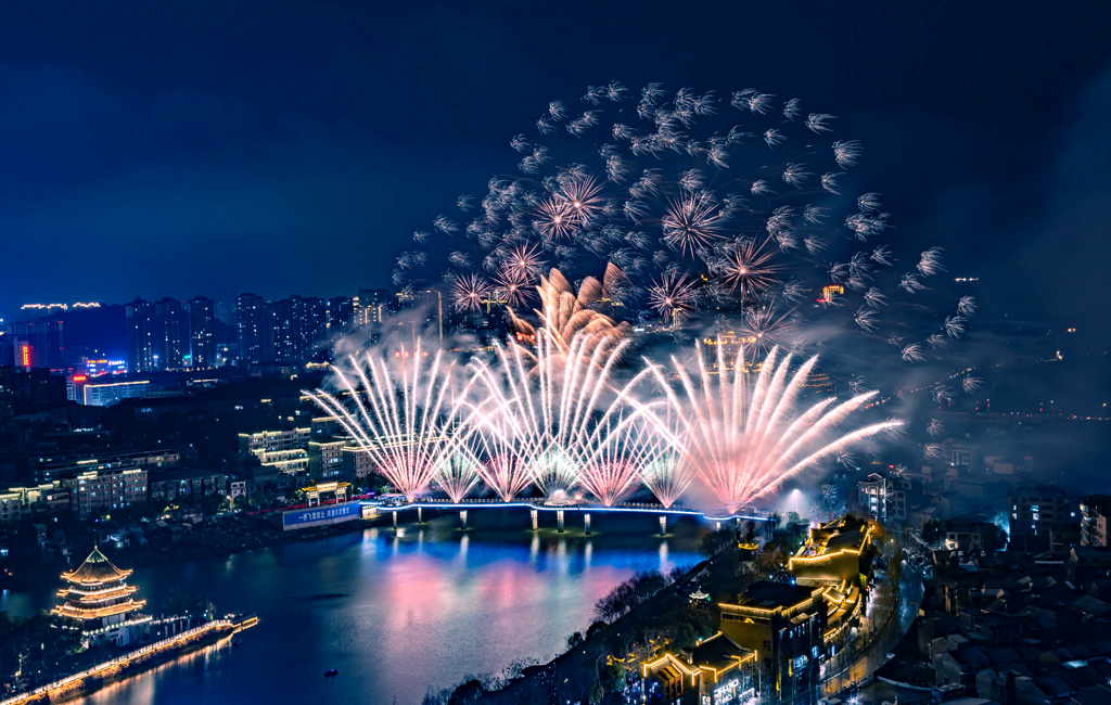 本场烟花秀经由醴陵最大的烟花生产企业科富公司精心编排设计,采用