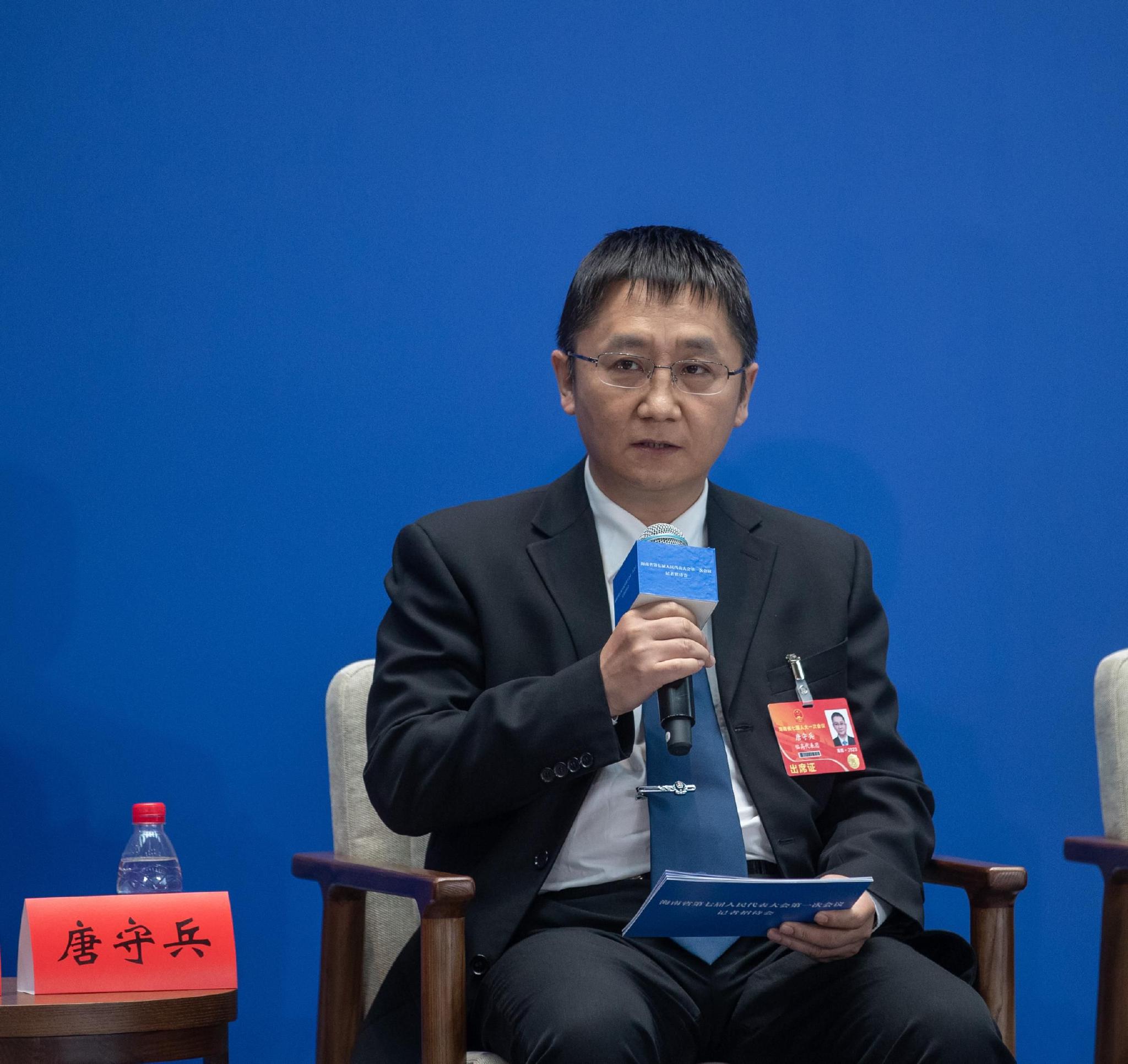 海南省人大代表,中共临高县委副书记,县人民政府县长唐守兵.