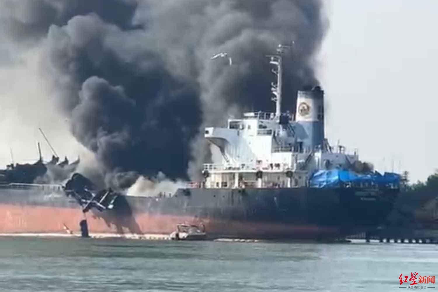 ↑停靠在泰国的“光滑海22号”油轮发生爆炸