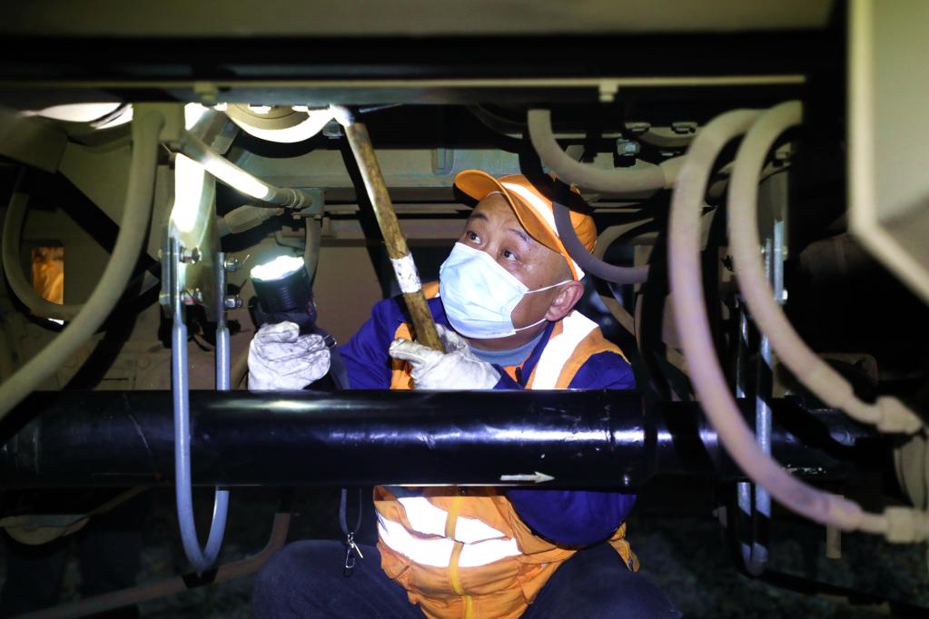 钢轨探伤工朱繁锦在发车前检查钢轨探伤车的技术状态.受访者供图